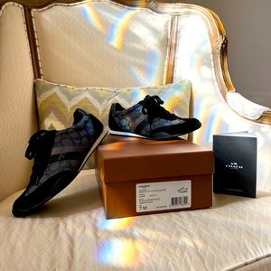 Like new  Coach KELSON  outline signature suede in black smoke in 7 m